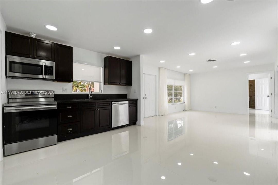 For Sale: $695,000 (3 beds, 2 baths, 1144 Square Feet)