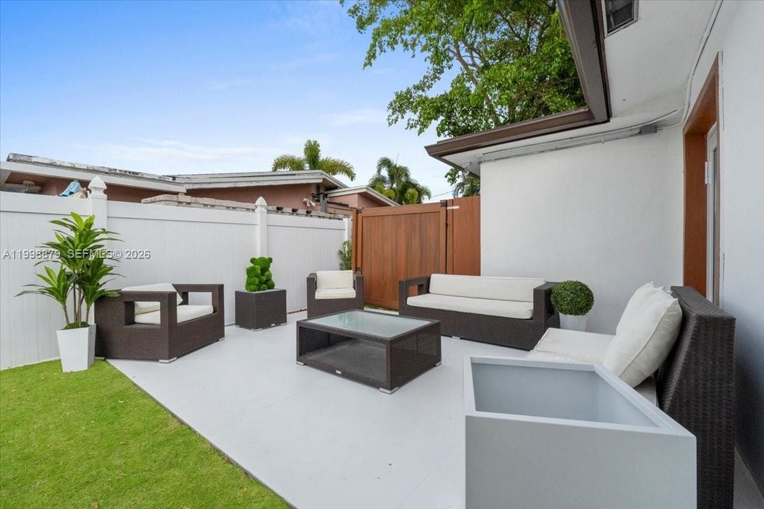 For Sale: $695,000 (3 beds, 2 baths, 1144 Square Feet)