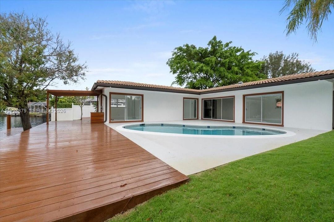 For Sale: $695,000 (3 beds, 2 baths, 1144 Square Feet)