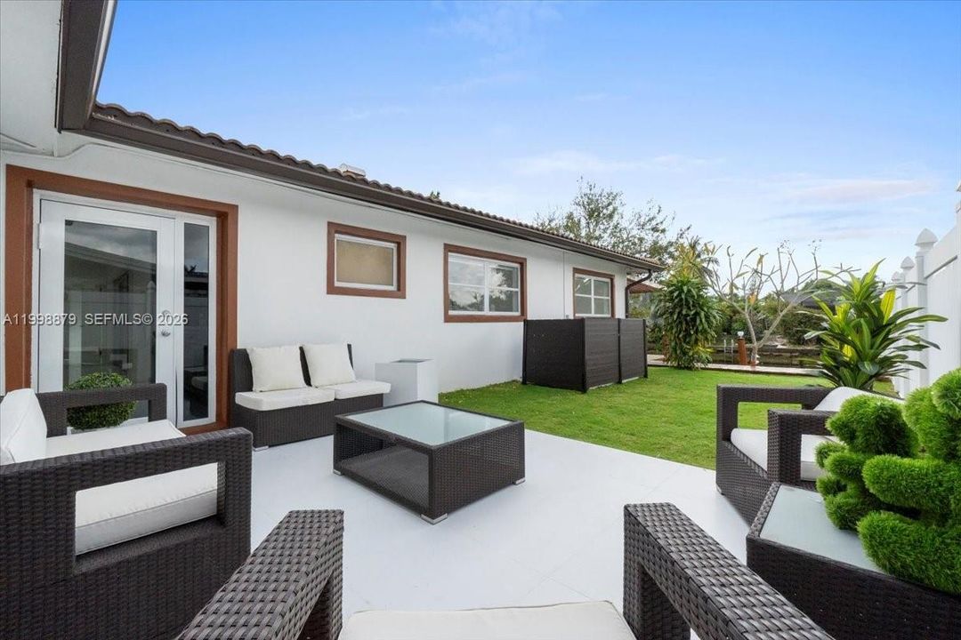 For Sale: $695,000 (3 beds, 2 baths, 1144 Square Feet)