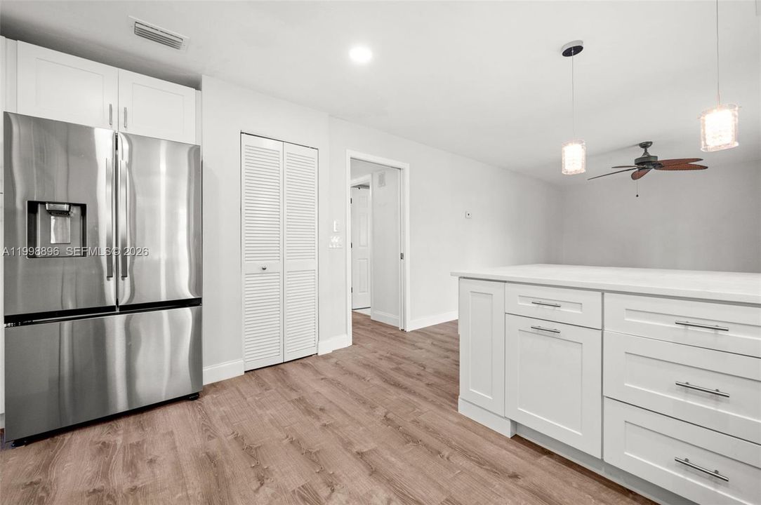 Lots of room in the kitchen