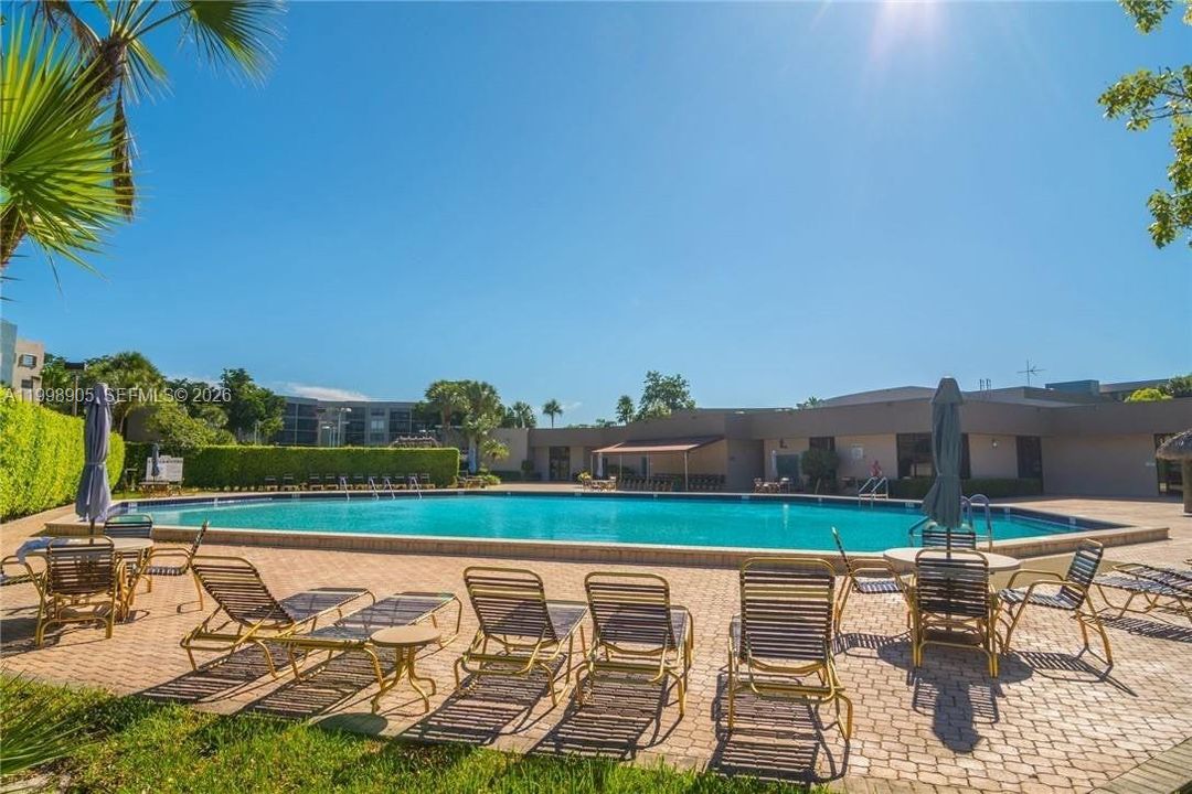 For Sale: $144,900 (1 beds, 1 baths, 773 Square Feet)
