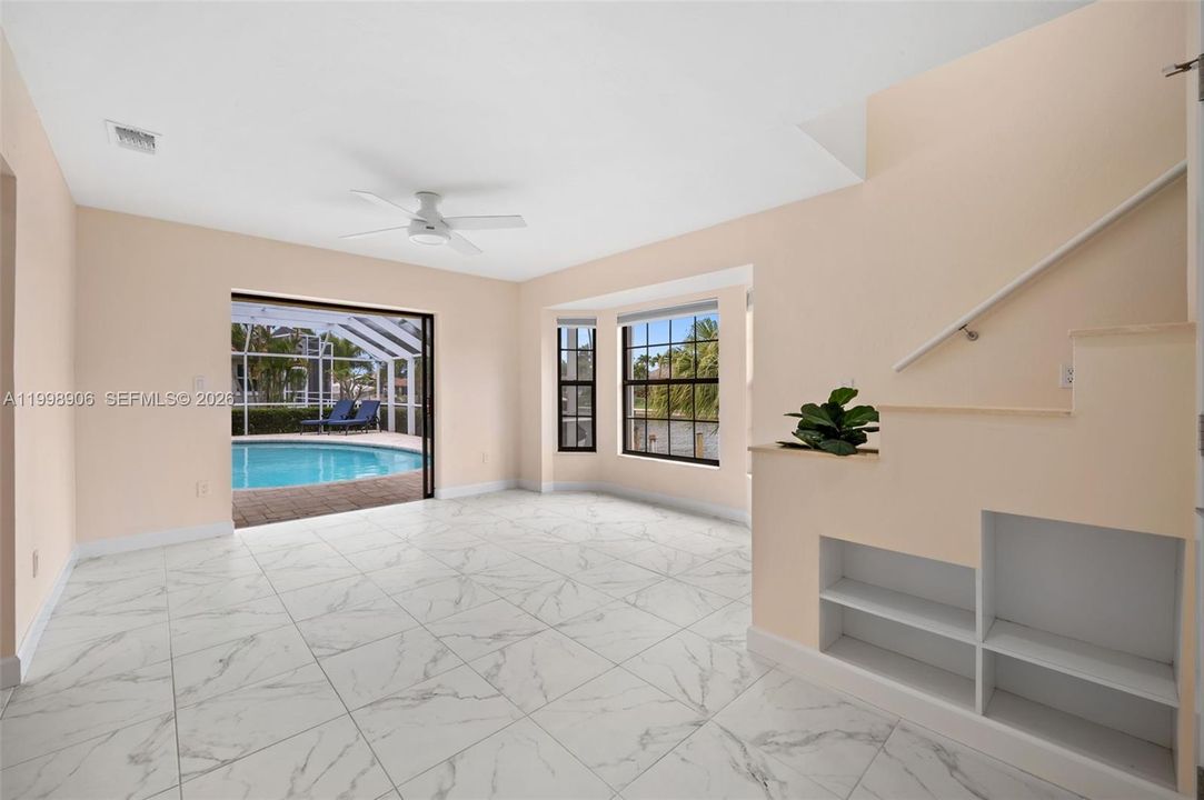 Huge flex space on main floor