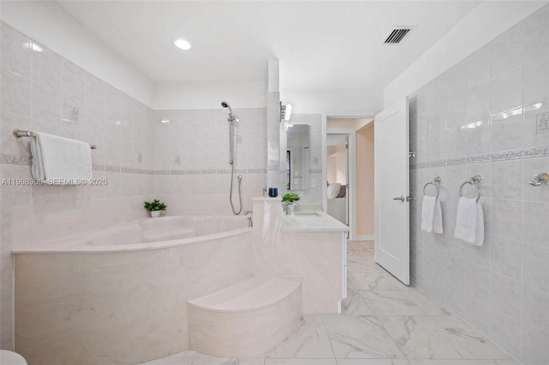 Main floor Guest Bath / Pool Bath