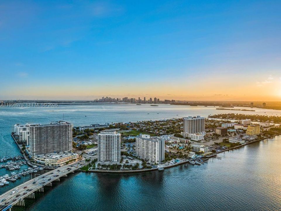 For Sale: $1,057,500 (1 beds, 1 baths, 871 Square Feet)