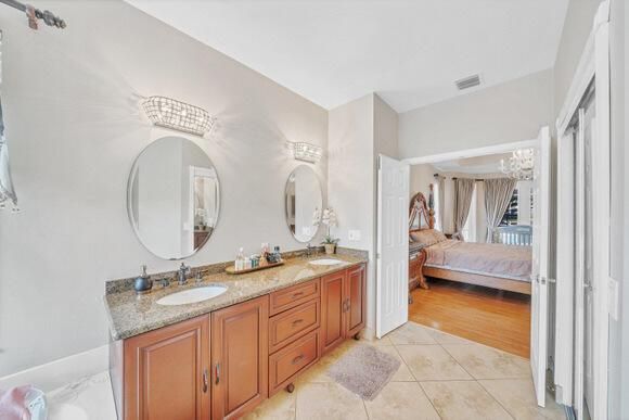 25 Primary Bathroom (5)