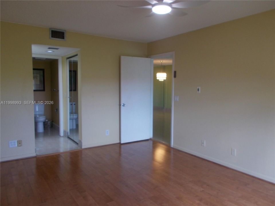 Activo con contrato: $219,900 (2 camas, 2 baños, 1082 Pies cuadrados)