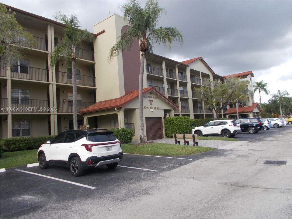 Activo con contrato: $219,900 (2 camas, 2 baños, 1082 Pies cuadrados)