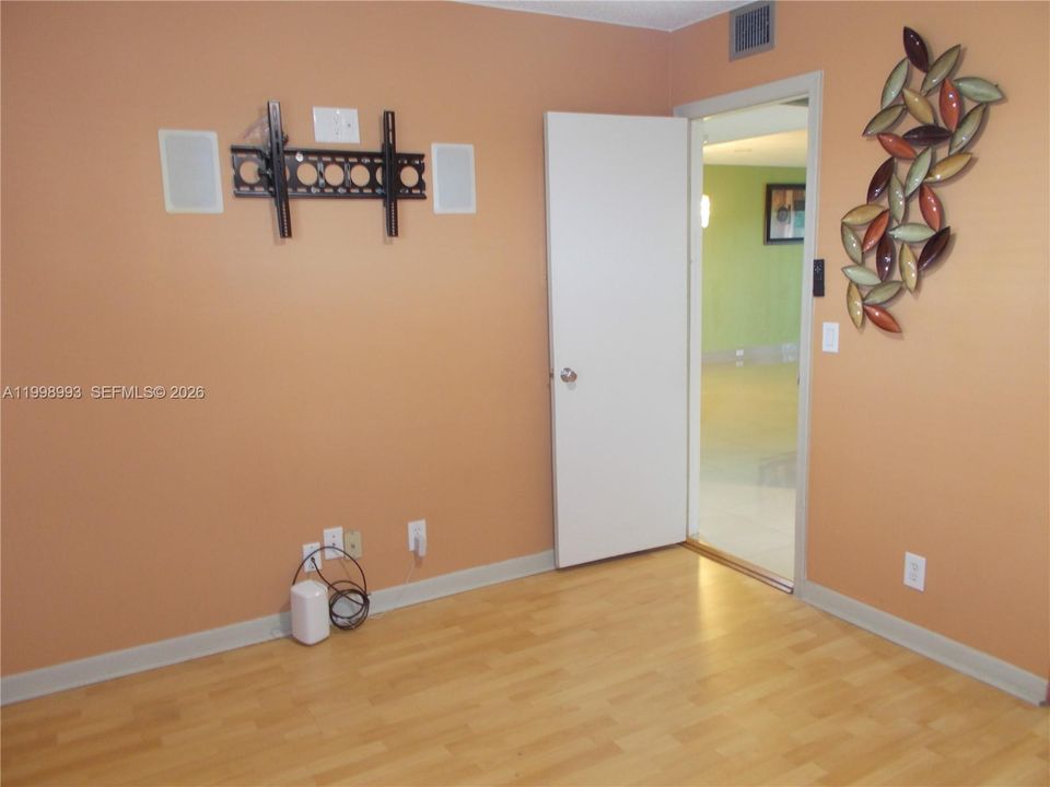Activo con contrato: $219,900 (2 camas, 2 baños, 1082 Pies cuadrados)
