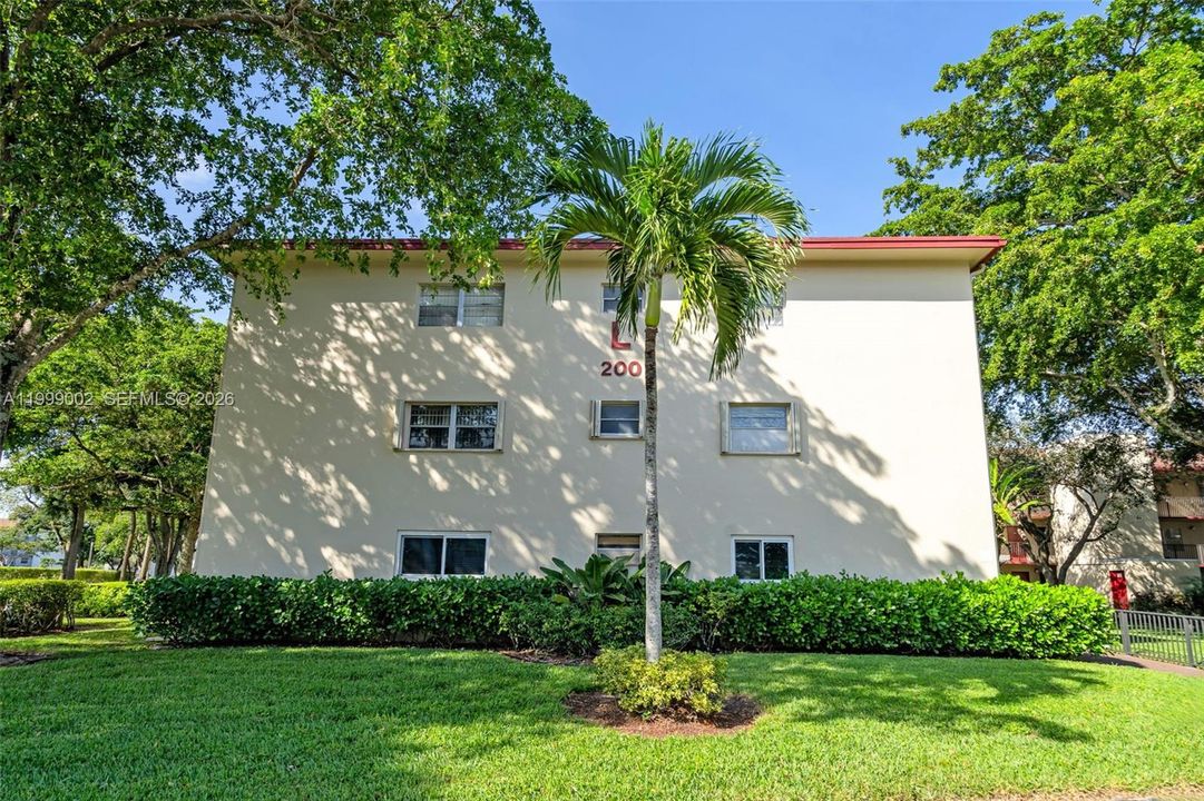 For Sale: $117,999 (2 beds, 1 baths, 954 Square Feet)
