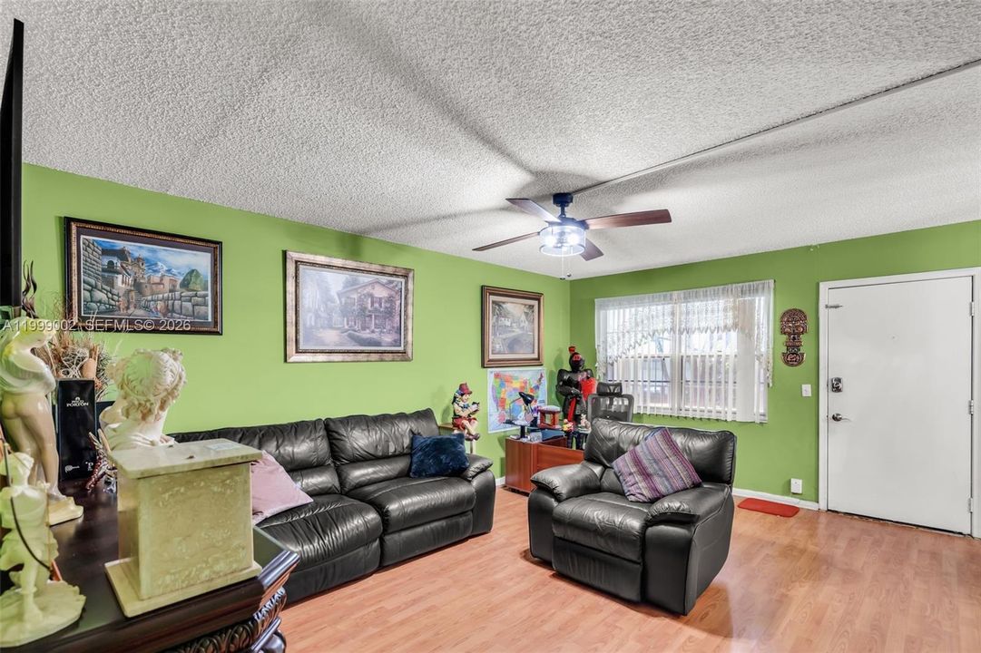 For Sale: $117,999 (2 beds, 1 baths, 954 Square Feet)