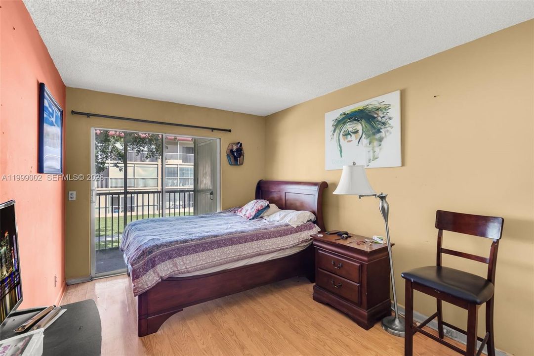 For Sale: $117,999 (2 beds, 1 baths, 954 Square Feet)