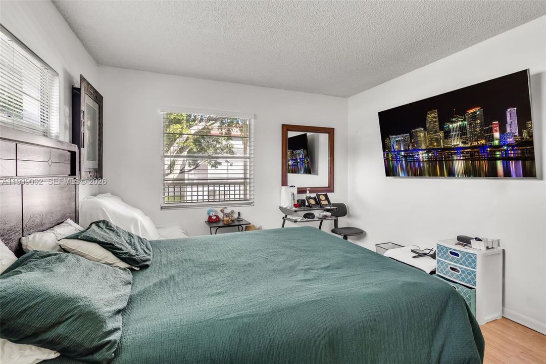 For Sale: $117,999 (2 beds, 1 baths, 954 Square Feet)