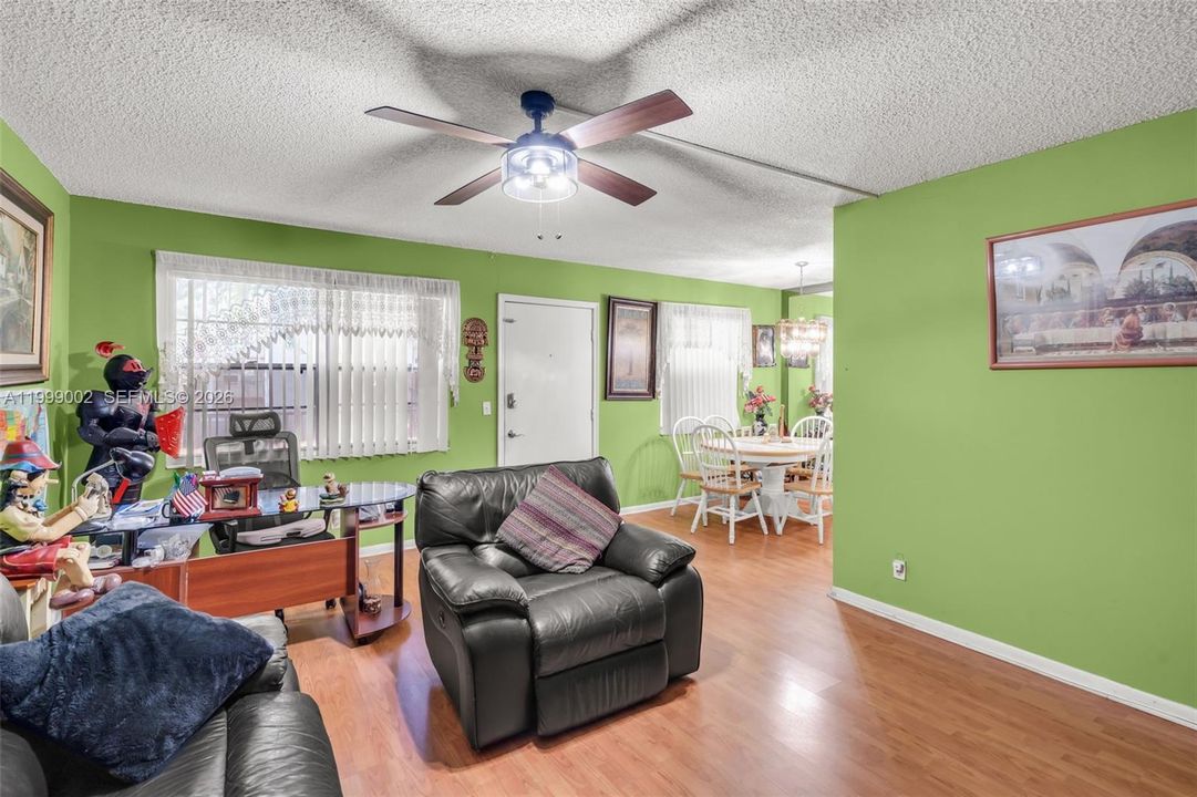 For Sale: $117,999 (2 beds, 1 baths, 954 Square Feet)