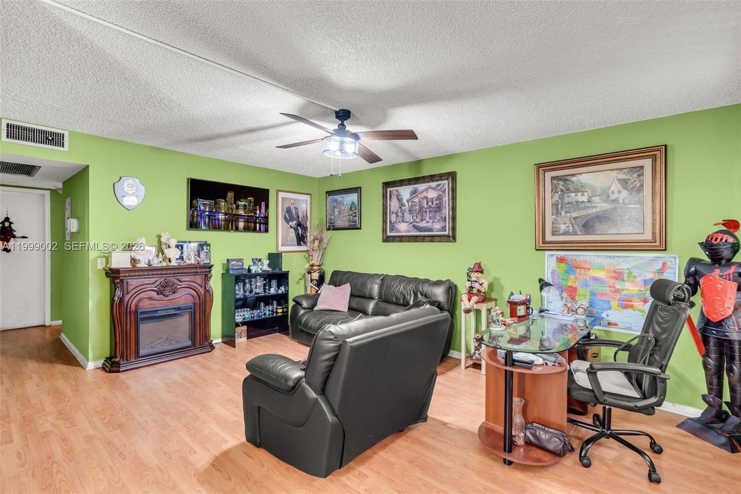 For Sale: $117,999 (2 beds, 1 baths, 954 Square Feet)