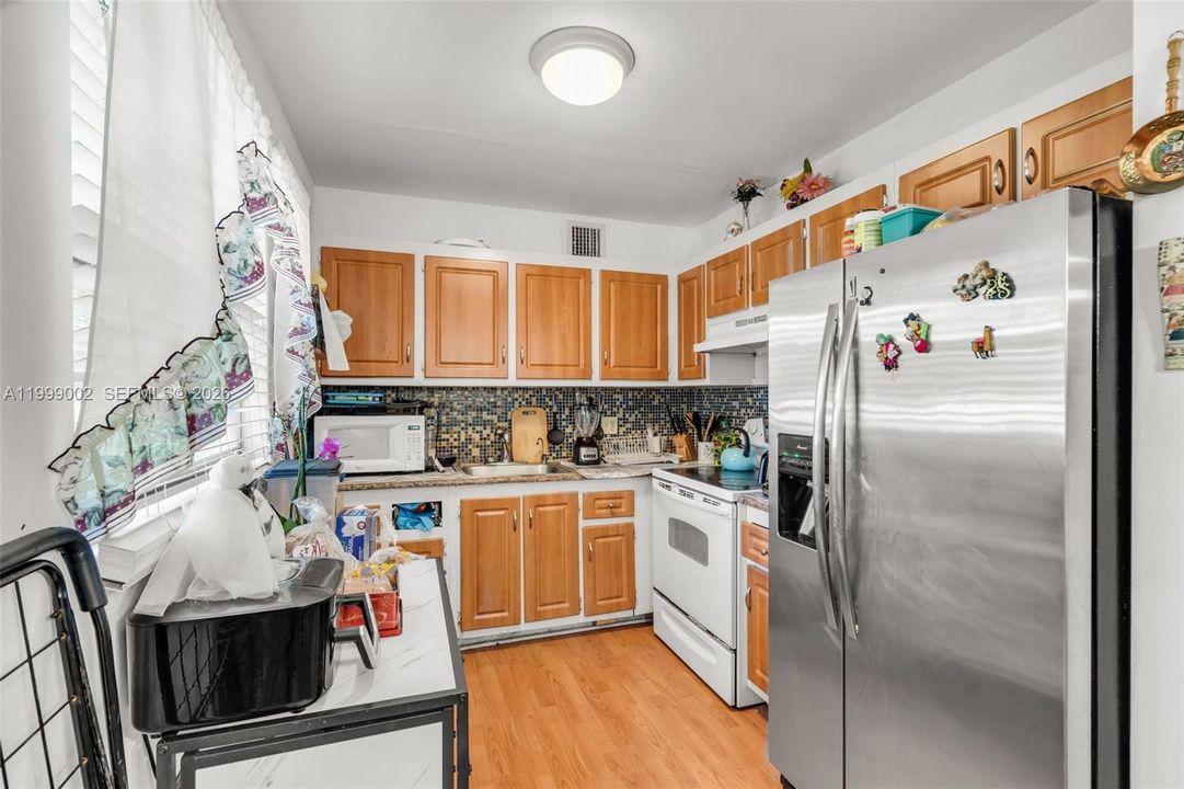 For Sale: $117,999 (2 beds, 1 baths, 954 Square Feet)