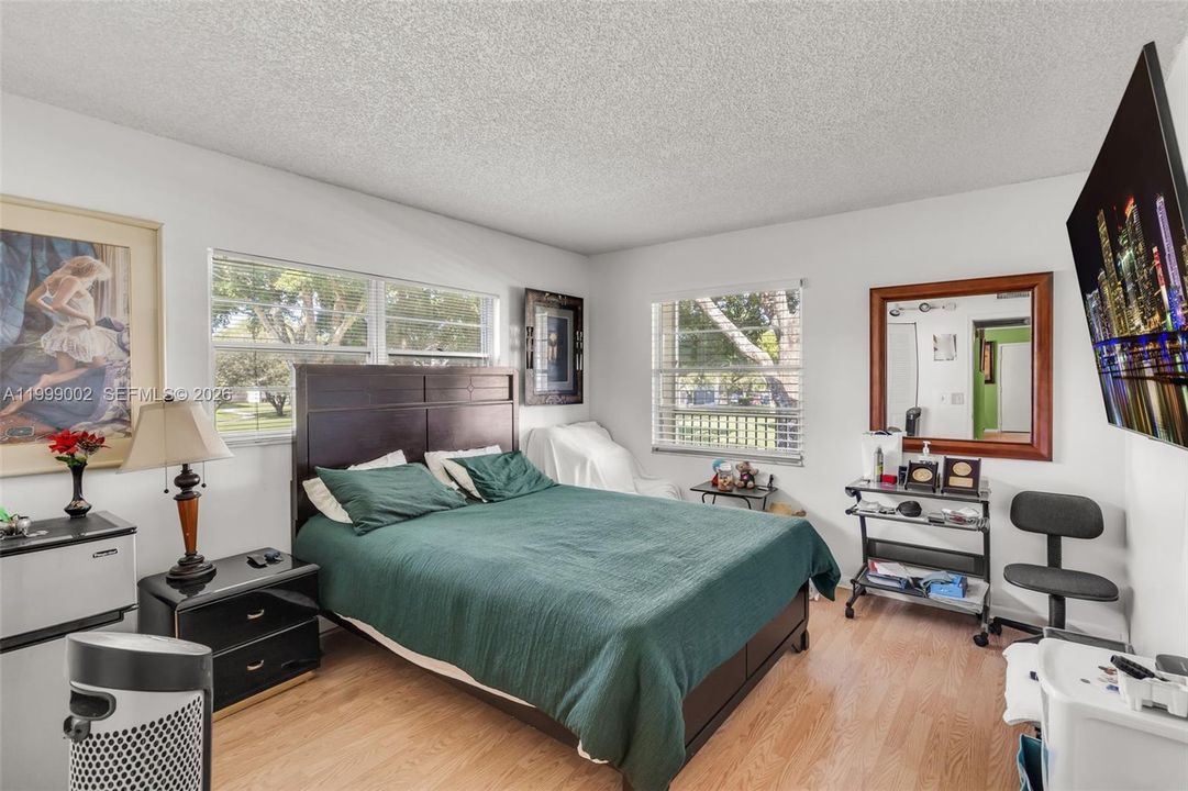 For Sale: $117,999 (2 beds, 1 baths, 954 Square Feet)