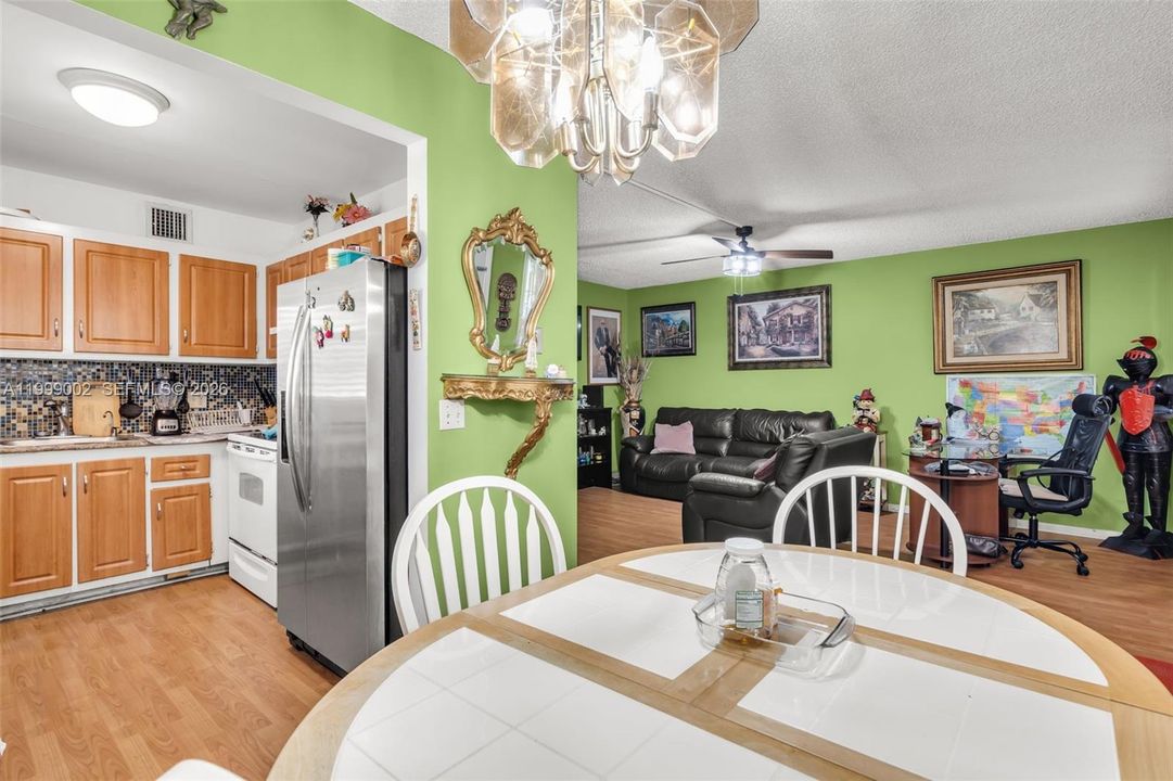 For Sale: $117,999 (2 beds, 1 baths, 954 Square Feet)
