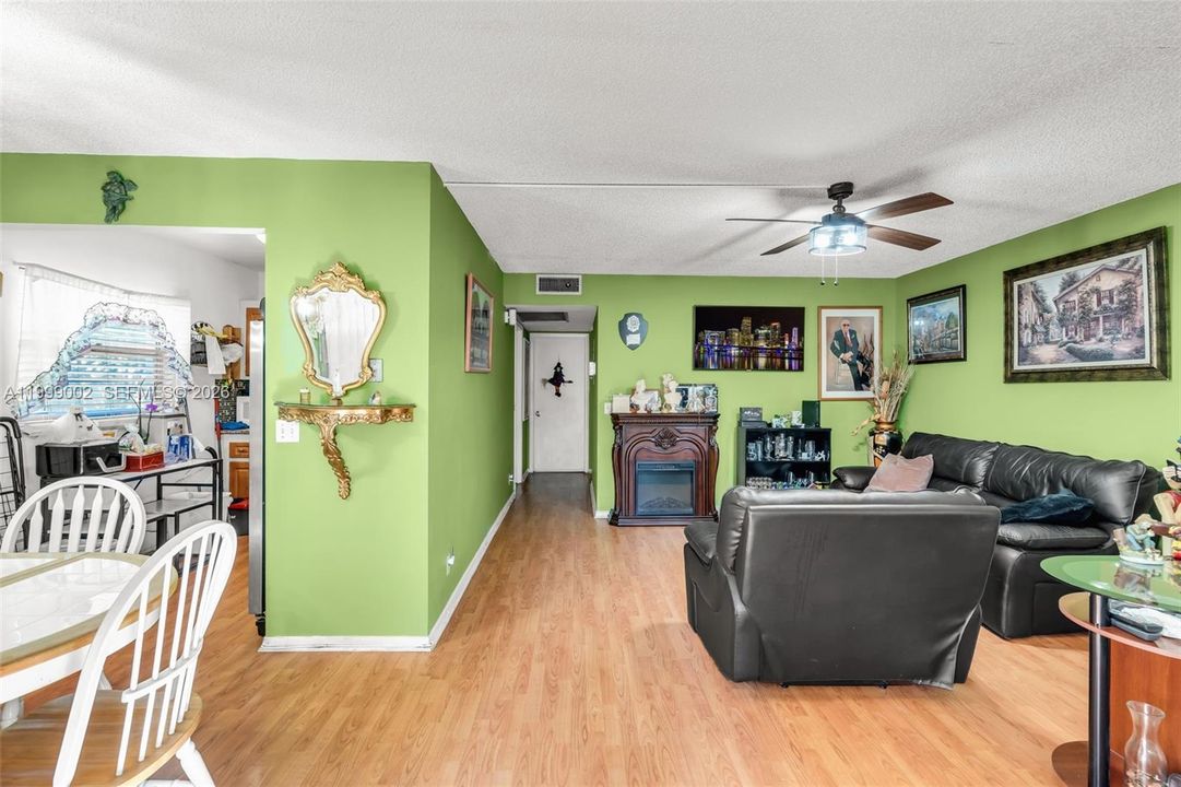 For Sale: $117,999 (2 beds, 1 baths, 954 Square Feet)