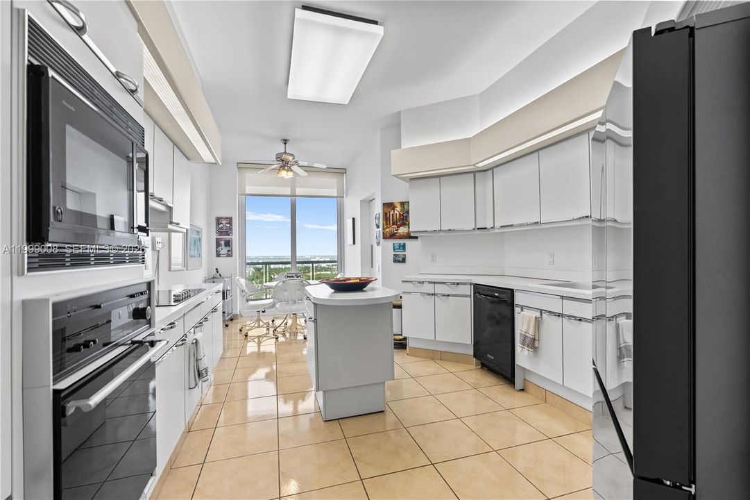 En Venta: $1,195,000 (2 camas, 2 baños, 2240 Pies cuadrados)