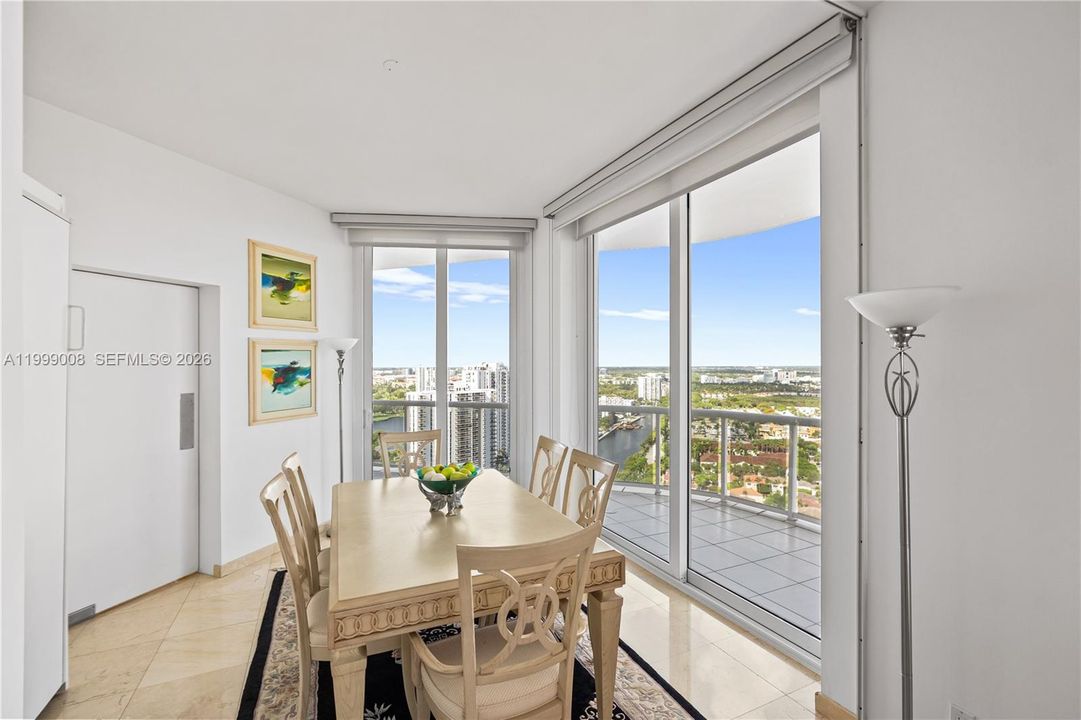 En Venta: $1,195,000 (2 camas, 2 baños, 2240 Pies cuadrados)