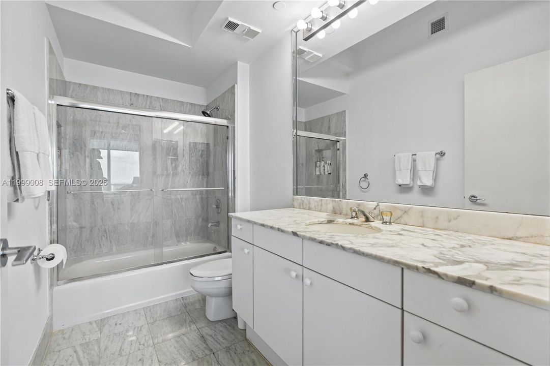 En Venta: $1,195,000 (2 camas, 2 baños, 2240 Pies cuadrados)