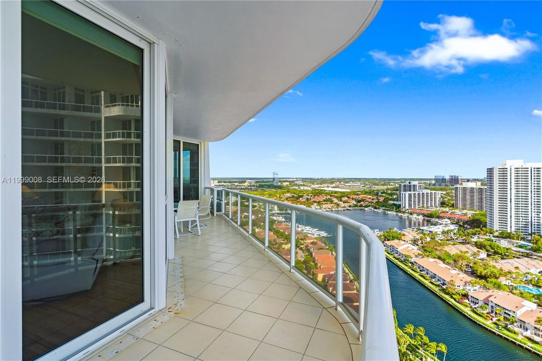 En Venta: $1,195,000 (2 camas, 2 baños, 2240 Pies cuadrados)