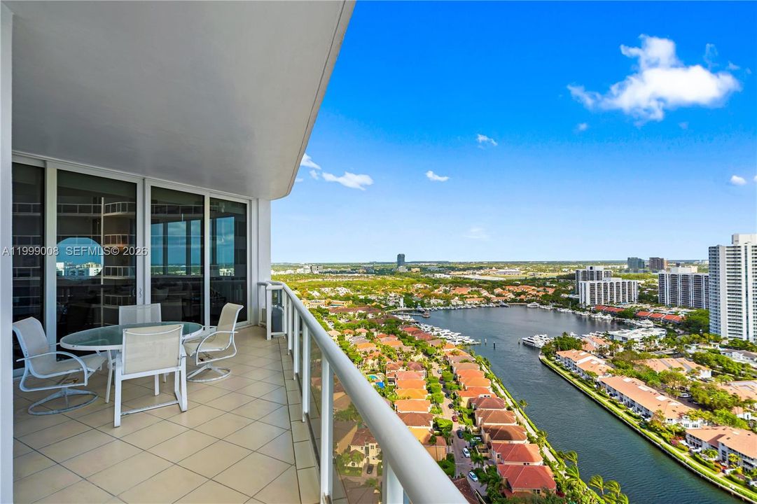 En Venta: $1,195,000 (2 camas, 2 baños, 2240 Pies cuadrados)