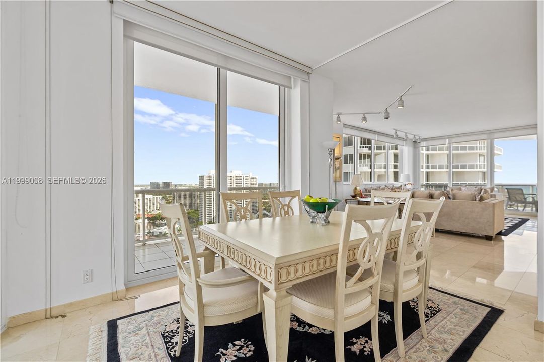 En Venta: $1,195,000 (2 camas, 2 baños, 2240 Pies cuadrados)
