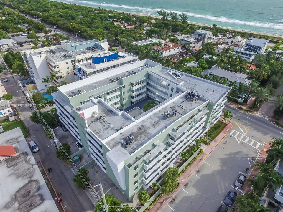 合同活跃: $699,000 (2 贝兹, 2 浴室, 950 平方英尺)