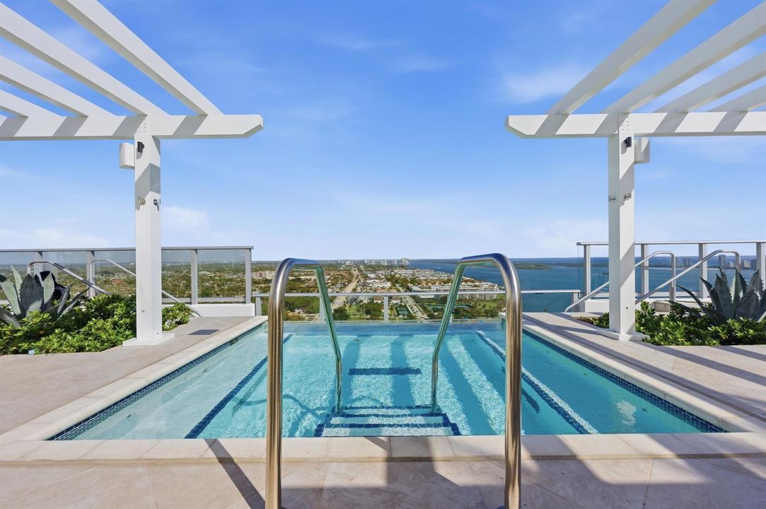 ROOF TOP INFINITY HOT TUB