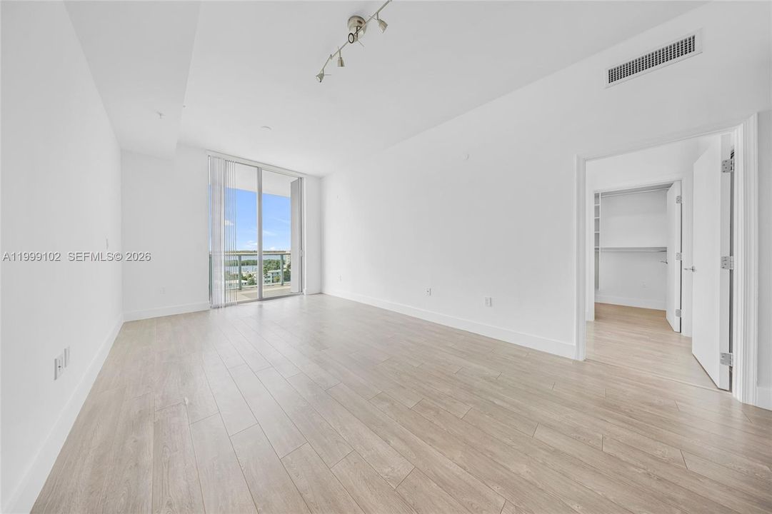 Activo con contrato: $3,400 (2 camas, 2 baños, 1113 Pies cuadrados)