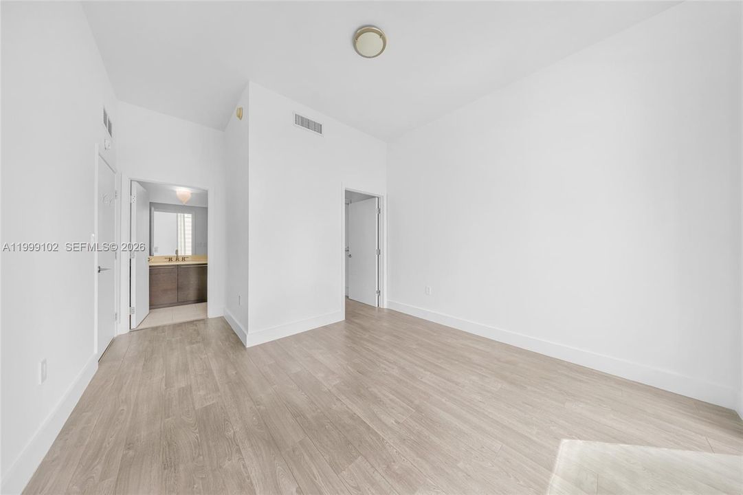 Activo con contrato: $3,400 (2 camas, 2 baños, 1113 Pies cuadrados)