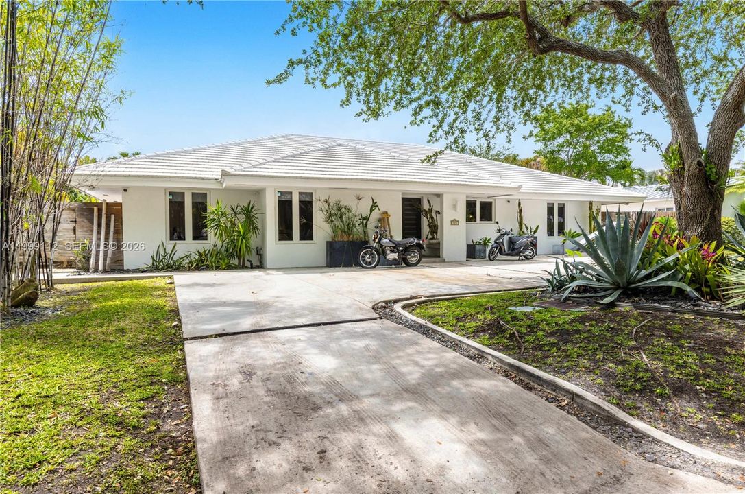 For Sale: $3,750,000 (5 beds, 4 baths, 2700 Square Feet)