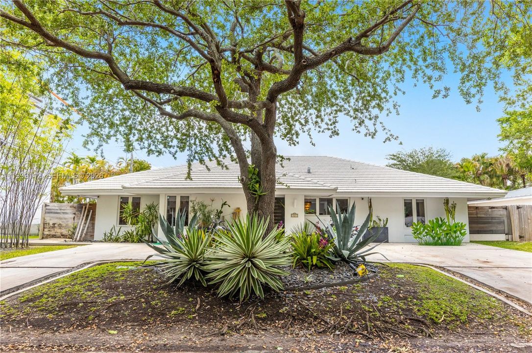 For Sale: $3,750,000 (5 beds, 4 baths, 2700 Square Feet)
