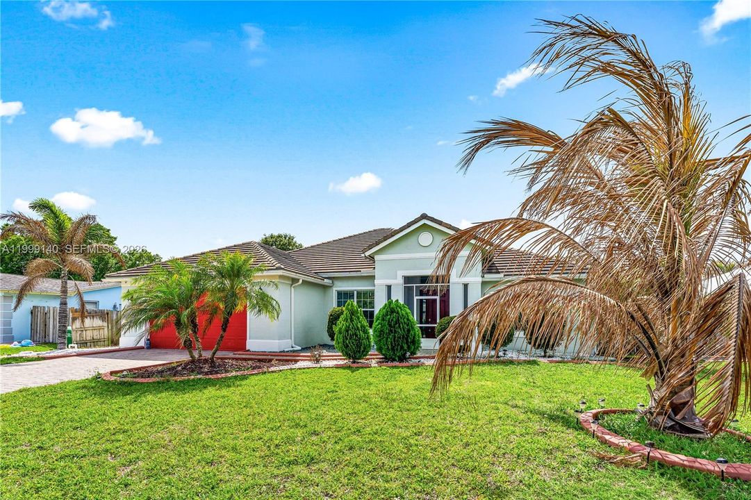 For Sale: $519,999 (4 beds, 3 baths, 2525 Square Feet)