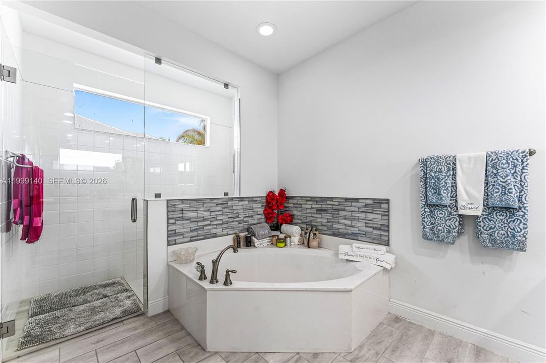 For Sale: $519,999 (4 beds, 3 baths, 2525 Square Feet)