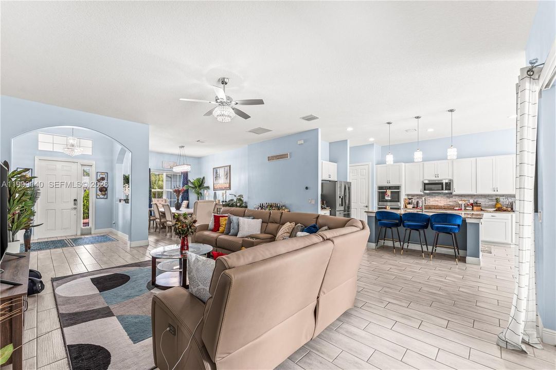 For Sale: $519,999 (4 beds, 3 baths, 2525 Square Feet)