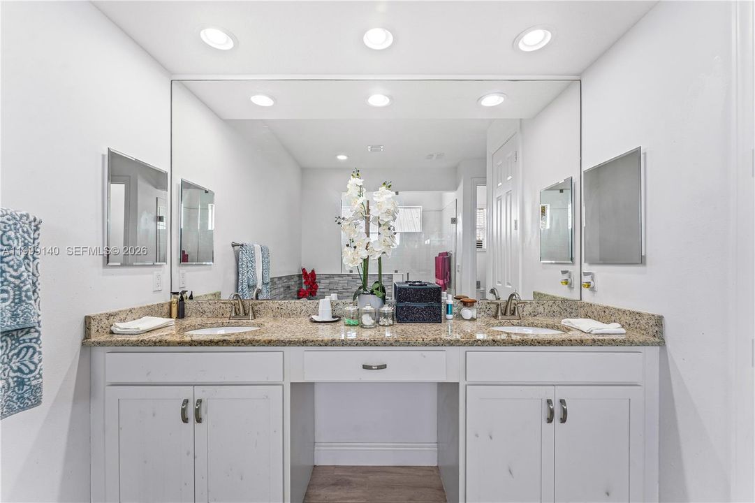 For Sale: $519,999 (4 beds, 3 baths, 2525 Square Feet)