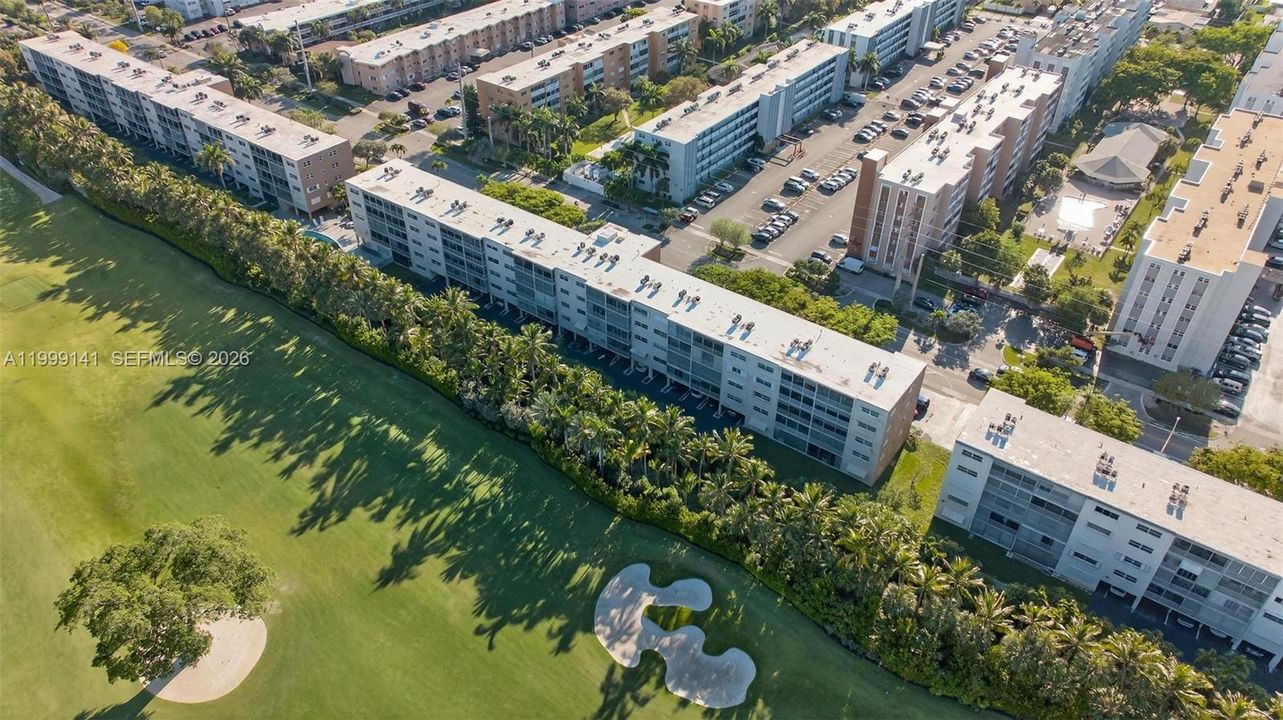待售: $185,000 (1 贝兹, 1 浴室, 830 平方英尺)