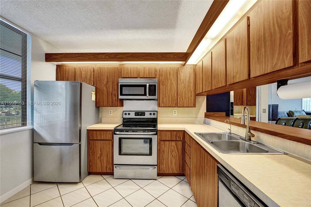 Activo con contrato: $245,000 (2 camas, 2 baños, 1385 Pies cuadrados)
