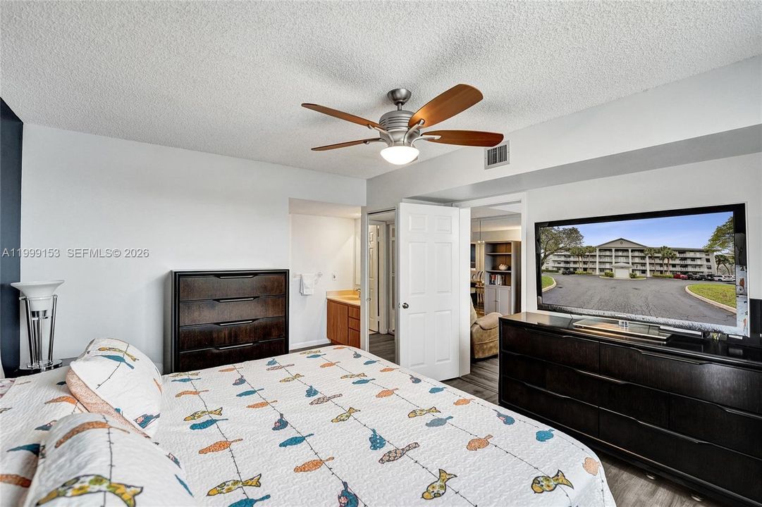 Activo con contrato: $245,000 (2 camas, 2 baños, 1385 Pies cuadrados)