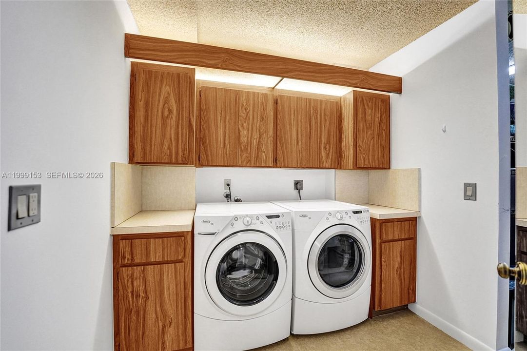 Activo con contrato: $245,000 (2 camas, 2 baños, 1385 Pies cuadrados)