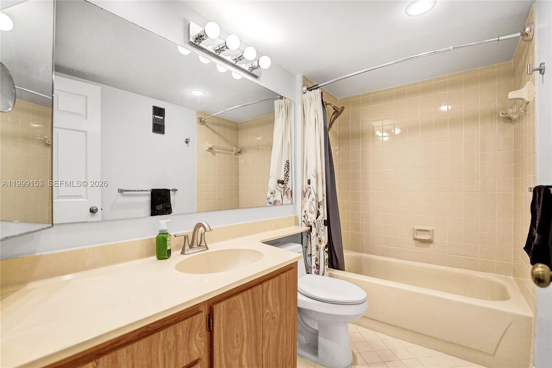 Activo con contrato: $245,000 (2 camas, 2 baños, 1385 Pies cuadrados)