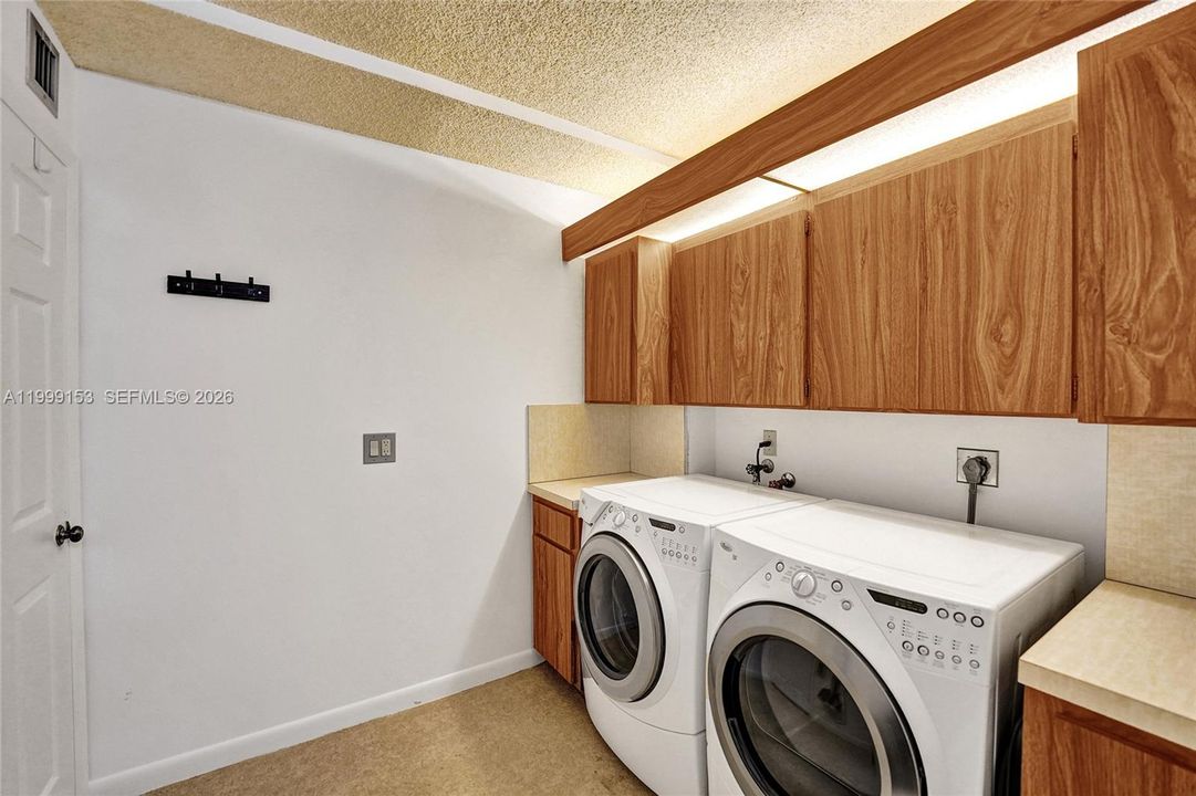 Activo con contrato: $245,000 (2 camas, 2 baños, 1385 Pies cuadrados)