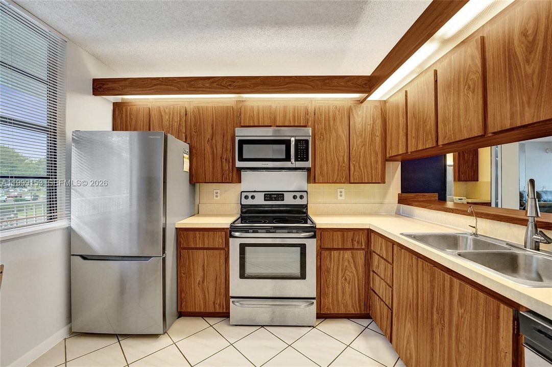 Activo con contrato: $245,000 (2 camas, 2 baños, 1385 Pies cuadrados)