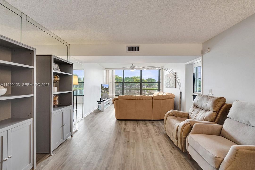 Activo con contrato: $245,000 (2 camas, 2 baños, 1385 Pies cuadrados)