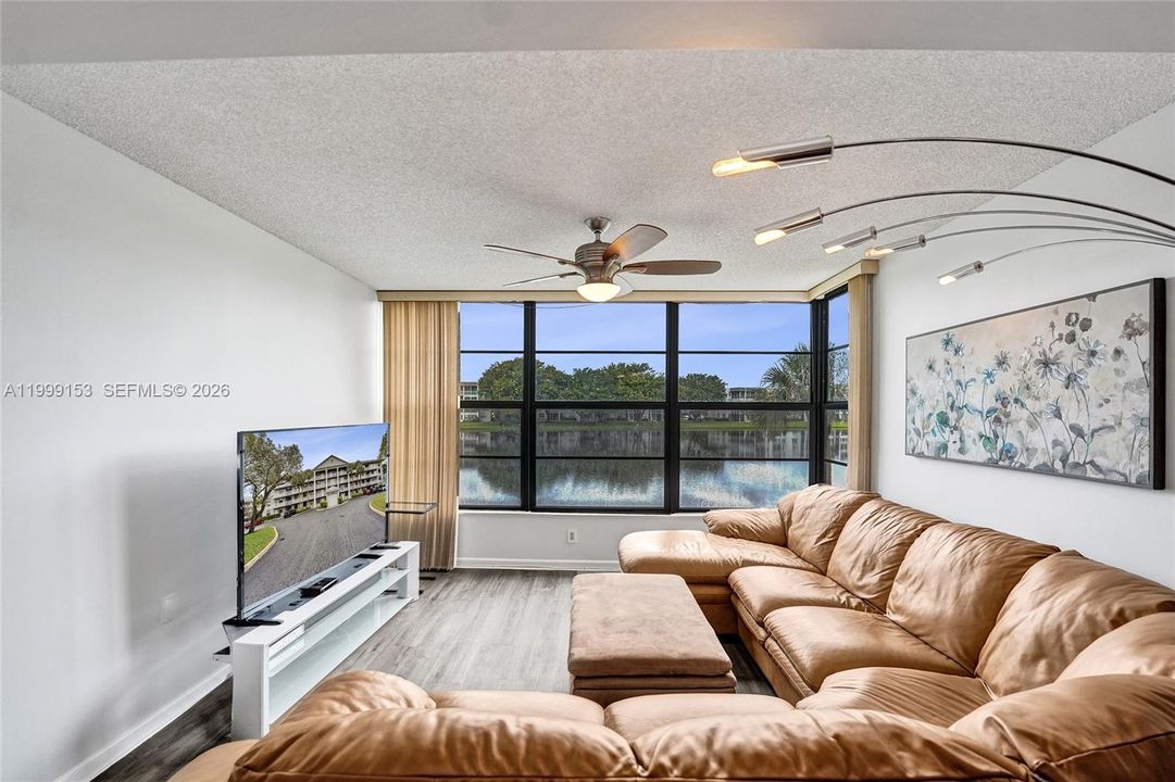 Activo con contrato: $245,000 (2 camas, 2 baños, 1385 Pies cuadrados)