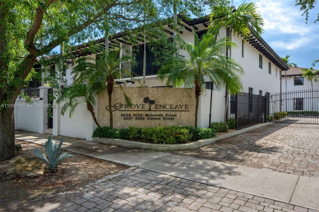 Active With Contract: $1,599,000 (3 beds, 2 baths, 2350 Square Feet)