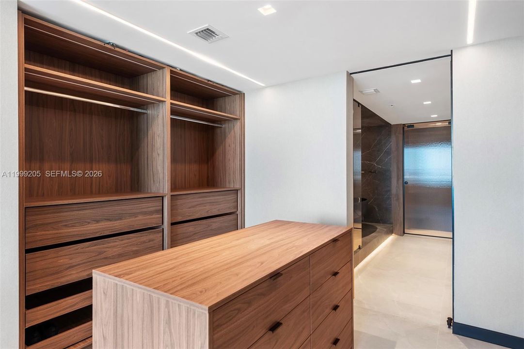 Activo con contrato: $17,000 (3 camas, 3 baños, 2256 Pies cuadrados)